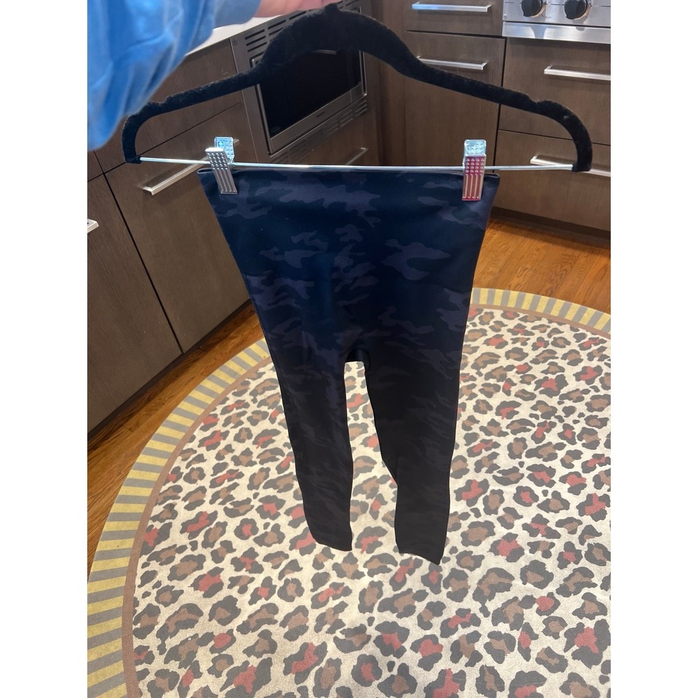 Spanx Look At Me Now Seamless Camo Leggings in‎ the black womens XS